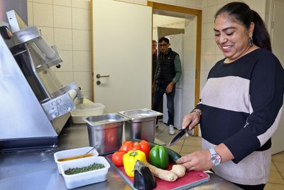 Zu den insgesamt fünf Mitarbeitern gehört auch Kirandeep Kaur, die Frau des Inhabers.