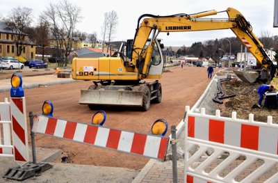 Soll noch vor Weihnachten wieder befahrbar sein - die Lindenstraße/B 169 als Abschnitt der Teilortsumgehung Rodewisch.Fotos: Joachim Thoss