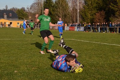 Nur selten wurde Königswaldes Keeper Steven Grocholski gefordert. In dieser Szene ist er vor Zschopautals Willy Hähnel am Ball.