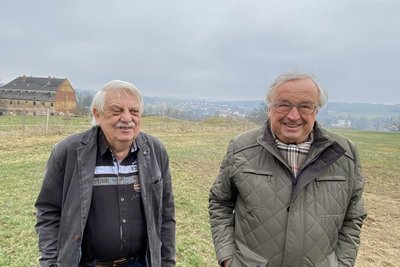 Nach 74 Jahren am Tatort. Autor Günter Hofmann (rechts) und Heimatforscher Wolf-Dieter Seifert. Vom Volksgut Obermylau ist mittlerweile nur noch das Gutshaus übrig.
