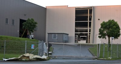 Im Gewerbegebiet "Am Sachsenring II" in Hohenstein-Ernstthal rissen Sturmböen an zwei Firmenhallen Teile der Fassade ab. 