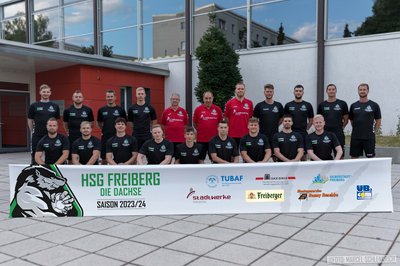Gerüstet für die schwere Saison 2023/24: die Oberliga-Handballer der HSG Freiberg um das neuformierte Trainerteam Chefcoach Friedrich Zenk (hinten Mitte), Andreas Tietze (l.) und Alexander Matschos. Erklärtes Ziel ist der Klassenerhalt - dafür müsste mindestens Platz 11 her. 