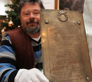 Hans-Jürgen Beier zeigt die Ehrenplakette aus Silber, die das Leben und Schaffen Christoph Kinds würdigt. Die Tafel wiegt zirka ein Kilogramm.