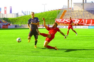Schuss von Ronny König (Zwickau) , links Tobias Schröck (Ingolstadt).