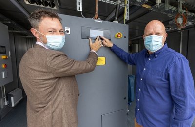 Ein neues Blockheizkraftwerk ist für das Freizeitbad Greifensteine in Betrieb gegangen. Im Bild: Geschäftsführer Markus Kothe (rechts) und Kai Aschermann, Vorstand der Stadtwerke Annaberg-Buchholz.