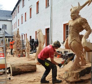 Beim Kettensäge-Event entstehen ungewöhnliche Kunstwerke.