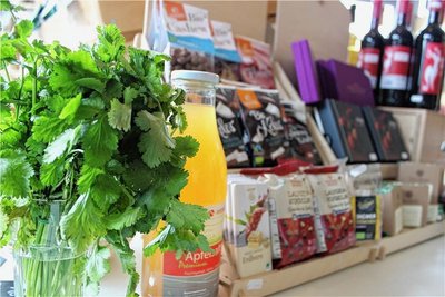 Täglich gibt es frische Kräuter, Obst, Gemüse, Getränke und Süßigkeiten. 