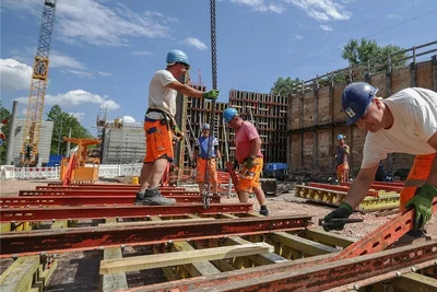 Schweißtreibende Arbeit. Auf der Baustelle am Bahnhof Mitte in Chemnitz setzen Polier Timo Wellner (rechts) und seine Kollegen vom Hoch- und Tiefbau Reichenbach eine Betonschalung für die gerade entstehende Eisenbahnbrücke über die Stollberger Straße.