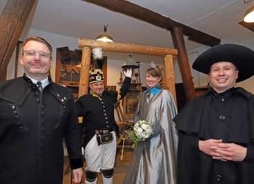 Oberbürgermeister Sven Krüger, Knappschaftsvorsitzender Heiko Götze, Silberstadtkönigin Julia I. und Richard Thum alias Bergknappe Daniel (v.l.) beim Einläuten der Weihnachtsruhe in der Betstube auf der Alten Elisabeth. 