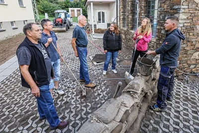 Nach der zweiten Schlammschlacht schichteten die Nachbarn in Grünberg Sandsäcke auf. Im Bild: Volker Friedrich, Mike Seifert, Hans-Otto Kullig, Simone Richter und Katja und Tino Hänel.