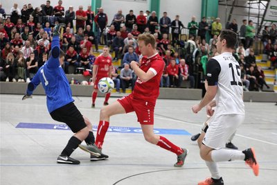 Angefeuert vom großen Fanblock im Hintergrund scheitert hier der Leubnitzer Robert Freund am Theumaer Torwart Kevin Hüttner. Durch den 3:2-Sieg zog der SV Theuma als Erstplatzierter eine Runde weiter. Leubnitz sicherte sich als Tabellenzweiter das Zwischenrundenticket.