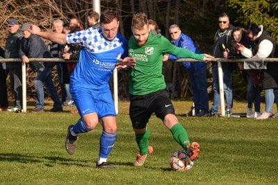 Daniel Salák (r.) und Königswaldes Jacob Hennig kämpfen um den Ballbesitz.