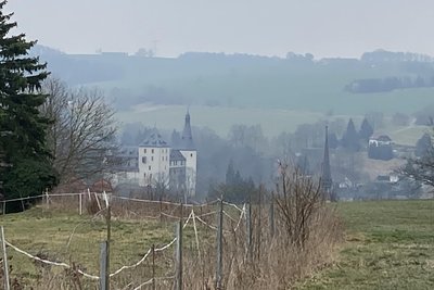 74 Jahre später der selbe Blick vom Volksgut zur Burg Mylau. Scheune, Stallungen und Gutsmauern stehen längst nicht mehr.
