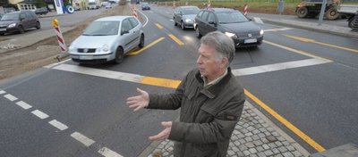 Werner Hoffmann von der Verkehrswacht zeigt den Kreuzungsbereich in Hartmannsdorf, der verkleinert wird. Für ihn wäre ein Kreisverkehr kostengünstiger. Doch die Straßenverkehrsbehörde lehnt das ab, weil das Planfeststellungsverfahren bereits abgeschlossen ist.