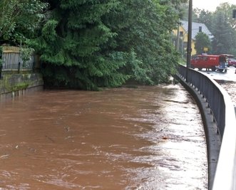 In Oberlungwitz hat der Lungwitzbach in Höhe der Straße "Am Sachsenring", teilweise Gebiete überflutet. Die Straße war zeitweise komplett gesperrt.