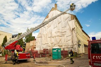 55-Jährige nach Wohnungsbrand im Krankenhaus - Auch Feuerwehrmann verletzt -