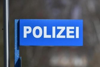 55-Jährige wird von Kindern mit Erde beworfen und attackiert - Zwei Kinder haben eine 55-jährige Frau am Dienstagnachmittag im Werdauer Ortsteil Leubnitz geschlagen und getreten.