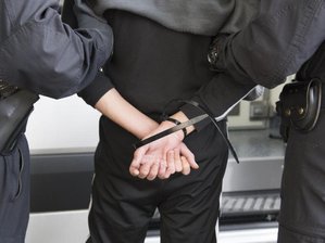 55-Jähriger wegen Betrieb von Cannabis-Plantage in Haft -  
          Polizisten führen einen Mann ab.