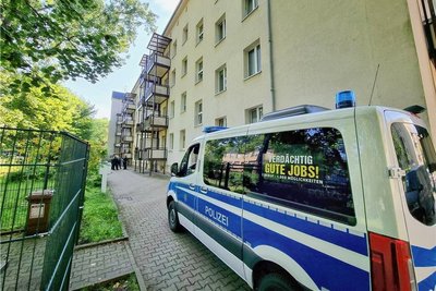 Die Mieter eines kompletten Aufgangs dieses Viergeschossers an der Annenstraße im Reitbahnviertel mussten vorübergehend in Notquartieren unterkommen, nachdem es in der Nacht zu Montag in einer Wohnung gebrannt hat. Das Feuer soll nach ersten Ermittlungen von Unbekannten gelegt worden sein, die in die Wohnung eingedrungen waren.