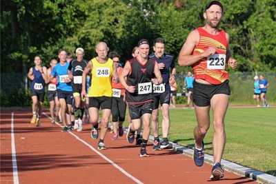 Zum dritten Stundenlauf kamen 230 Sportlerinnen und Sportler nach Eckersbach. Bei den Männern setzte sich über 60 Minuten erneut Jan Perzel (vorn) durch. Bereits am 5. Juli folgt der nächste Lauftermin. 