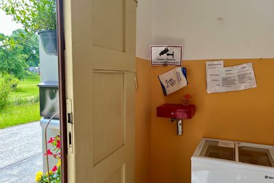 Im Vorraum des Hauses an der Dorfstraße 12 steht die Gefriertruhe.