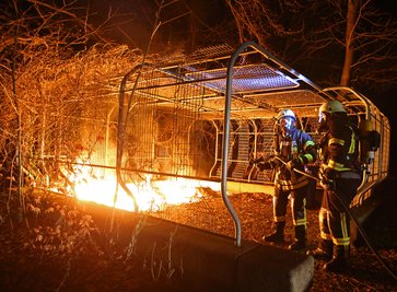 In der Nacht zu Mittwoch standen die Behälter auf dem Mülltonnenplatz neben dem Daetz-Centrum in Flammen.