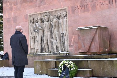 Oberbürgermeister Sven Schulze vor dem Mahnmal im Park der Opfer des Faschismus