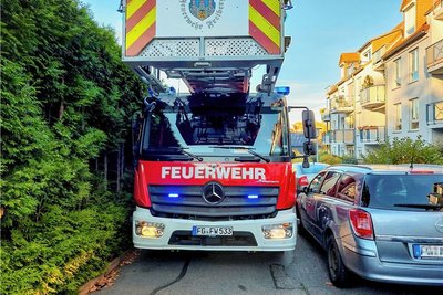In der Straße "Hinter der Stockmühle" verzögerte sich ein Feuerwehreinsatz, weil die Drehleiter erst einen Engpass bewältigen musste.