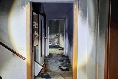 Das Feuer war gegen 1.30 Uhr in einer nahezu leeren Wohnung eines Mehrfamilienhauses ausgebrochen.