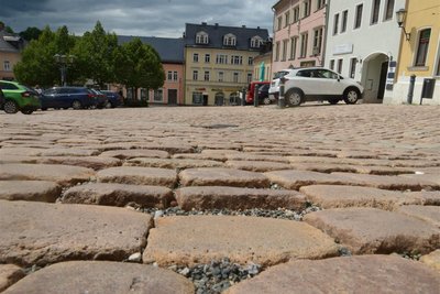 Der Altmarkt in Auerbach hat es in sich. Für Rollstuhlfahrer ist das Pflaster eine echte Herausforderung.