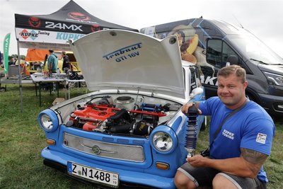 Kevin Richter aus Werdau hat seinen 1.1er-Trabant schon mehrfach umgebaut. Zuletzt wurde ein VW-Passat-Motor 1,4 TSI integriert, die Leistung stieg von 40 auf 122 PS. Jetzt schafft der Trabi Tempo 200.