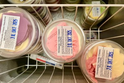 Gegen zwei Euro in die Kasse des Vertrauens gibts Himbeer-, Waldmeister- oder Pflaume-Vanille-Softeis.