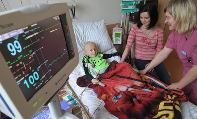 Zu den ersten, die die neue Technik nutzen konnten, gehörten der fünfjährige Niklas Böhm aus Drebach und seine Mutti Anja. Kinderkrankenschwester Kathrin Seerig (rechts) kümmert sich um die beiden.