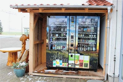 Der Automat bietet alles aus dem Dorfladen rund um die Uhr. 