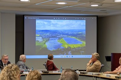 Im Annaberg-Buchholzer Stadtrat ist eine Illustration des Solarparks von AfD-Fraktionschef Thomas Prantl gezeigt worden.