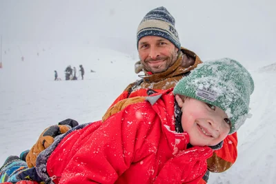 Daniel Körmendi aus Leipzig rodelte mit Sohn Charlie Kuchling in Oberwiesenthal. Das neue Jahr beginnt für sie mit Urlauben.
