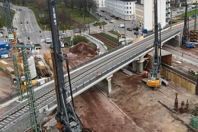 Da hat HT Reichenbach schon ganze Arbeit geleistet. Das Foto zeigt den Baufortschritt an der Augustusburger Straße - inklusive der Brücke, deren Bau hohe Anforderungen an Arbeiter und Ingenieure gestellt hat.
