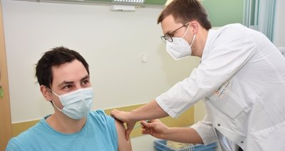 Sebastian Stieber war die 10.000. Person, die in der Impfstelle des Klinikums eine Corona-Schutzimpfung erhalten hat. 