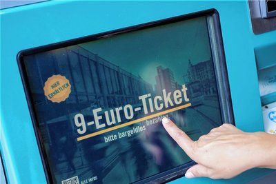 Öffentlicher Nahverkehr geht auch einfach und günstig. Das hat das 9-Euro-Ticket gezeigt. Bund und Länder wollen jetzt konkret eine Nachfolgelösung erarbeiten. 