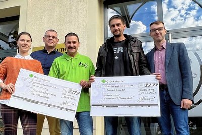 Schülerin Jasmin Porstmann, Ingo Pezold, Mike Sonntag, Volker Berger und Oliver Gerstner (v.l.) am Martin-Luther-Gymnasium Frankenberg: Nach dem ersten Spendenlauf des Gymnasiums erhielten Heimverbund Sonneneck/Immenhof und der Tierschutzverein Frankenberg je 2222 Euro. 