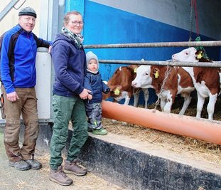 Im Milchgut Triebtal, das gerade auf die ökologische Wirtschaftsweise umstellt, stehen die Kälber an der frischen Luft. Das freut nicht nur die Geschäftsführer Steffen Luderer und Nicole Andermann, sondern auch die zweijährige Magdalena, die Enkeltochter von Nicole Andermann, die gerne zum "Tiere gucken" zur Oma kommt. 