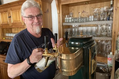 Hans-Jochen Grieger ist Wirt mit Leib und Seele - seit 46 Jahren. Nun geht er in Ruhestand und sucht einen Pächter für Pension, Gasthof und Bowlingbahn.