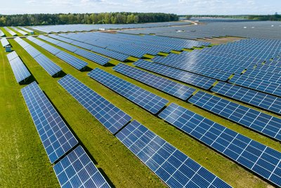 Das Symbolfoto zeigt, wie ein Solarpark aussehen kann. Der Plan für die Anlage zwischen Wiesa und Annaberg-Buchholz ist geändert worden.