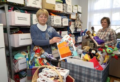 Heidi Neubert (links) und Annette Werner haben vergangenes Jahr bei der Kinderhilfe Ostergeschenke verpackt. Vielleicht ist das ja auch 2022 möglich. Zumindest fallen Coronaeinschränkungen weg.