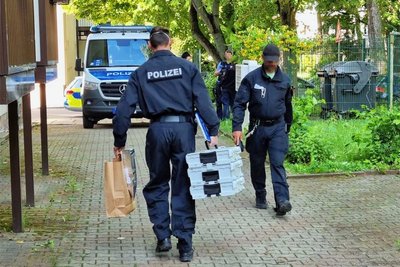 Kriminaltechniker im Einsatz vor Ort. Das Feuer ereignete sich am Rande der Chemnitzer Innenstadt.