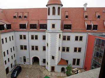 
              <p class="artikelinhalt">Blick in den Innenhof 2008: Der graue Himmel täuscht. Nach zwei Jahren Bauzeit erstrahlt das Schloss Osterstein in neuem Glanz. </p>
            