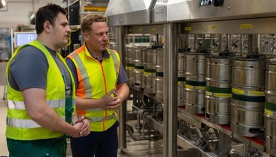 Dank Stadt- und Vereinsfesten sowie Nachfrage aus der Gastronomie kann die automatisierte Fassbier-Abfüllanlage der Wernesgrüner Brauerei wieder regelmäßig hochgefahren werden. Brauereidirektor Marc Kusche (rechts) spricht mit Darius Schatz über die Optimierung der Anlage. 