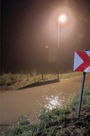 Das Wasser stand zur gleichen Zeit auch am Ortseingang Grünberg und floss nicht ab. 