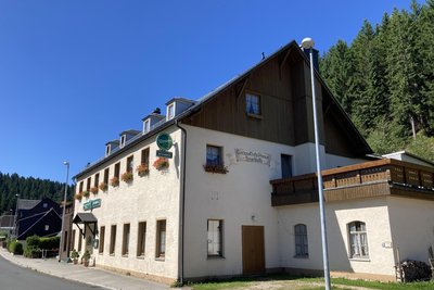 135 Menschen finden in Gasthof und Saal der „Frischhütte“ Platz. Die Pension verfügt über zwei Ferienwohnungen und zehn Zimmer mit insgesamt 23 Betten.