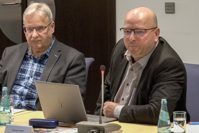 AfD-Stadtrat Thomas Prantl spricht sich deutlich gegen den geplanten Solarpark aus. Links neben ihm: Frank Dahms von den Linken. Er hat sich bei der Abstimmung enthalten.